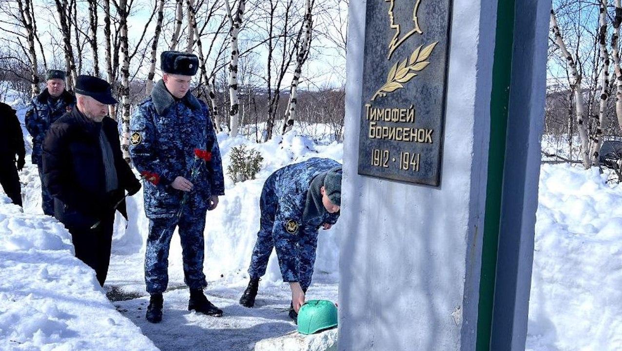 Сотрудники УФСИН России по Мурманской области привели в порядок памятник герою Великой Отечественной войны